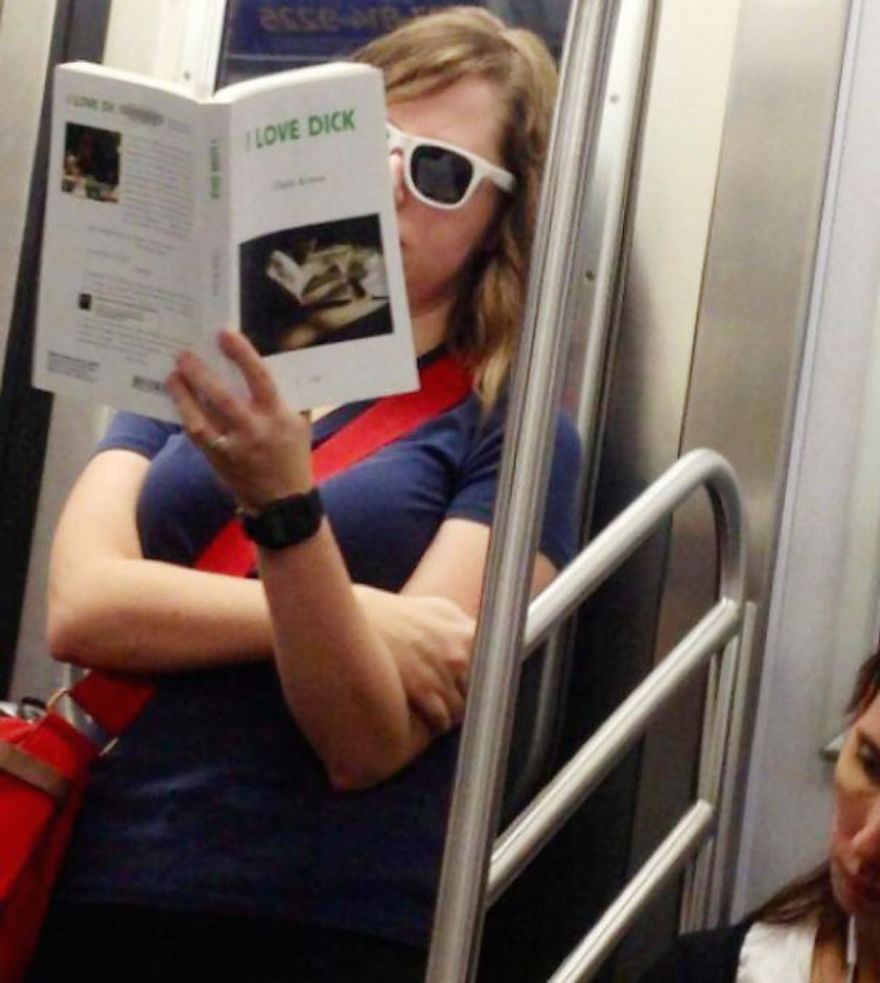 Baca Buku Yang Salah Di Tempat Umum